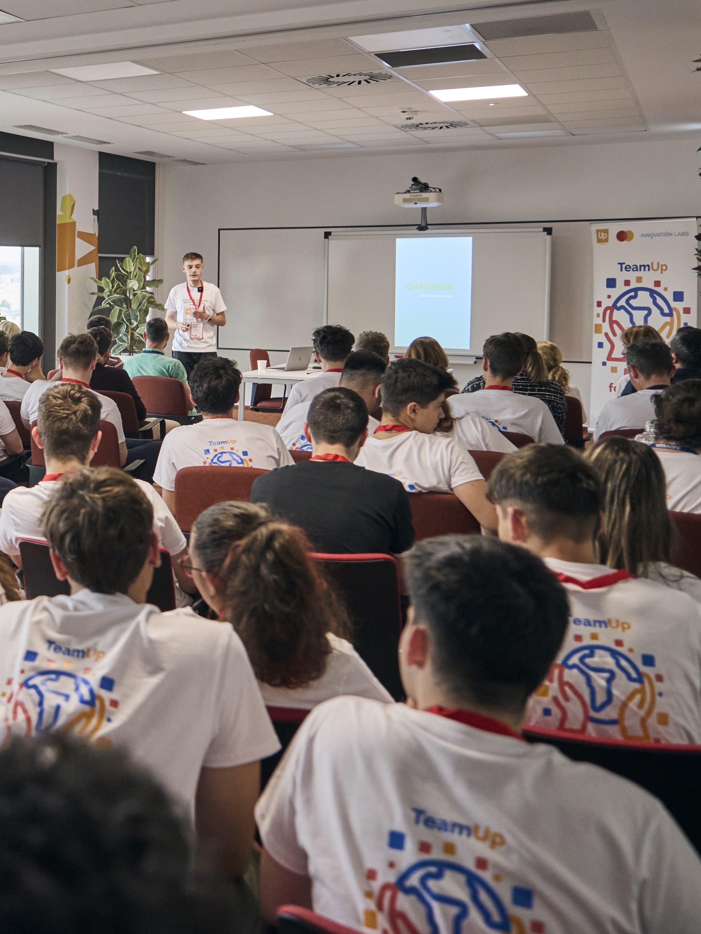 Zeci de elevi inovatori si-au testat creativitatea si spiritul antreprenorial la „TeamUp for Change"